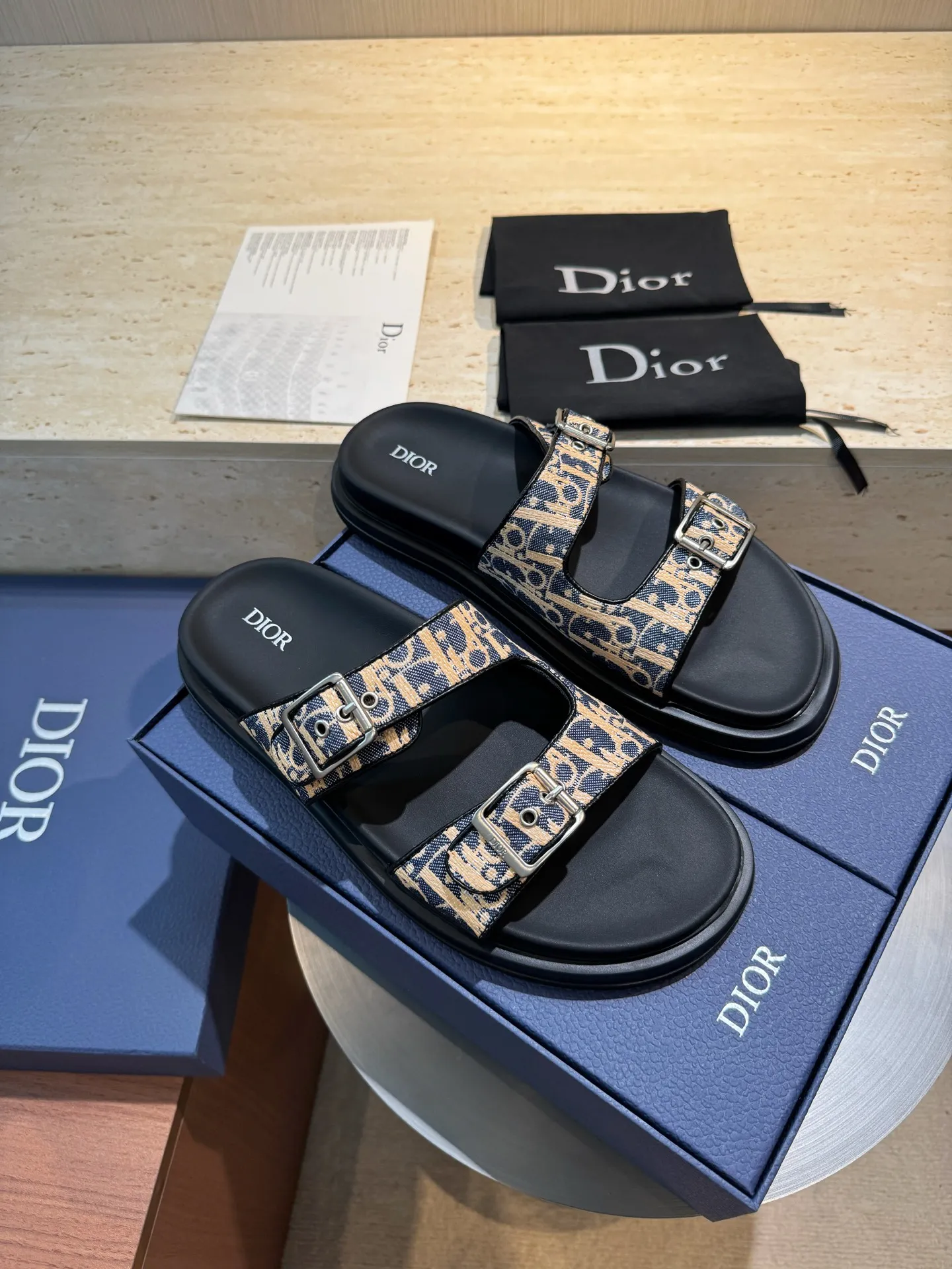 Factory price: 320💰Djia Aqua men's slippers and sandals, Dior's Aqua sandals are elegant and casual. The cross-strap design is reinterpreted in CD Diamond canvas, inspired by the brand's archives. Finished with a branded logo and tonal notch sole, they can be worn easily with shorts or jeans for a sophisticated look. Size:39-44(38 45 customized)